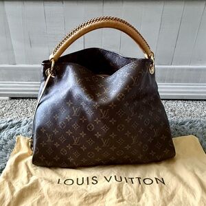 Louis Vuitton Monogram Artsy MM Shoulder Bag